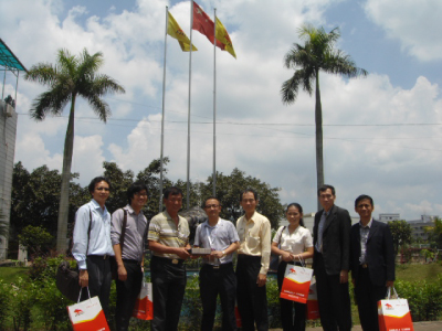 考察團(tuán)在牛力總公司合影