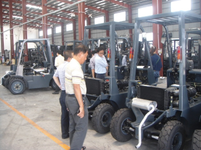 考察團(tuán)參觀牛力新廠內(nèi)燃叉車(chē)車(chē)間