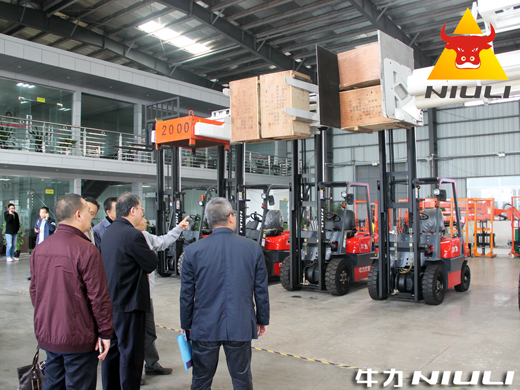 企業(yè)負責(zé)人介紹牛力內(nèi)燃與電動叉車系列產(chǎn)品
