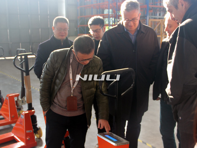 西班牙吉胡埃洛市長體驗牛力產(chǎn)品