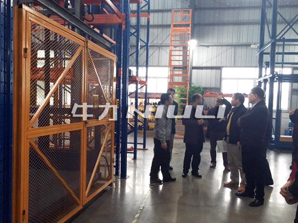 倉(cāng)庫(kù)貨架搭配各種物流設(shè)備使用