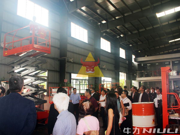 香港“一帶一路”國(guó)際研究院商務(wù)訪問(wèn)團(tuán)到牛力機(jī)械參觀考察 香港“一帶一路”國(guó)際研究院商務(wù)訪問(wèn)團(tuán)到牛力機(jī)械參觀考察