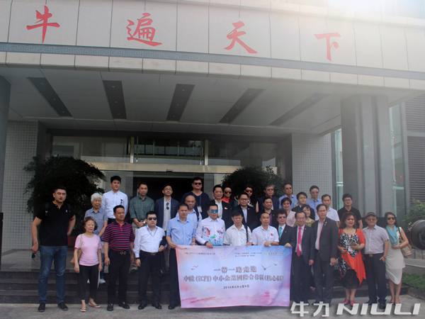 香港“一帶一路”國(guó)際研究院商務(wù)訪問(wèn)團(tuán)在牛力合影 香港“一帶一路”國(guó)際研究院商務(wù)訪問(wèn)團(tuán)在牛力合影