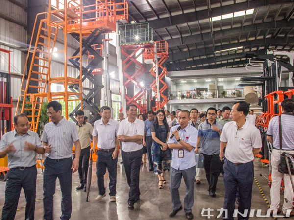 江門(mén)市政協(xié)常委會(huì)調(diào)研組親臨牛力機(jī)械參觀(guān)考察