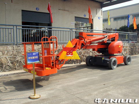 牛力亮相鶴山市投資環(huán)境推介會、專用車產業(yè)孵化中心